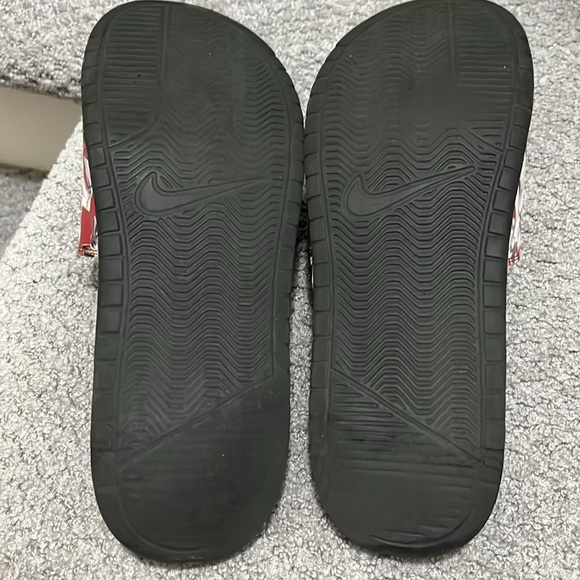 Nike Benassi Floral Pool Slides 10 - Picture 3 of 7